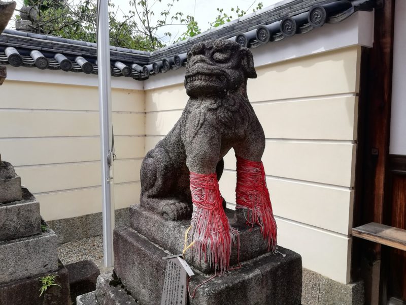 奈良町　御霊神社　狛犬（左）　足止め祈願
